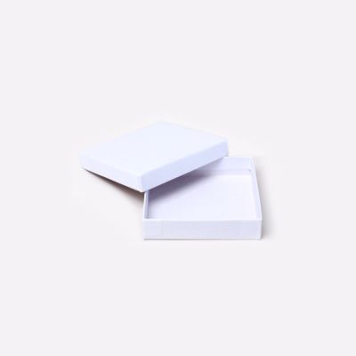 9x9x2cm. NO INSERT. White gift box